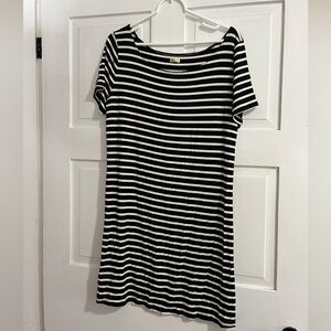 Hollister black and white short sleeve dress